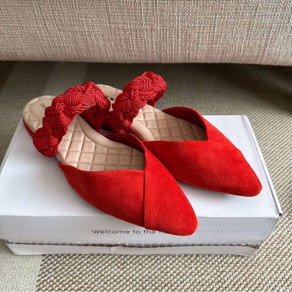 NWB Birdies "THE SWAN" bracelet cuff point toe mules, scarlet, size 8